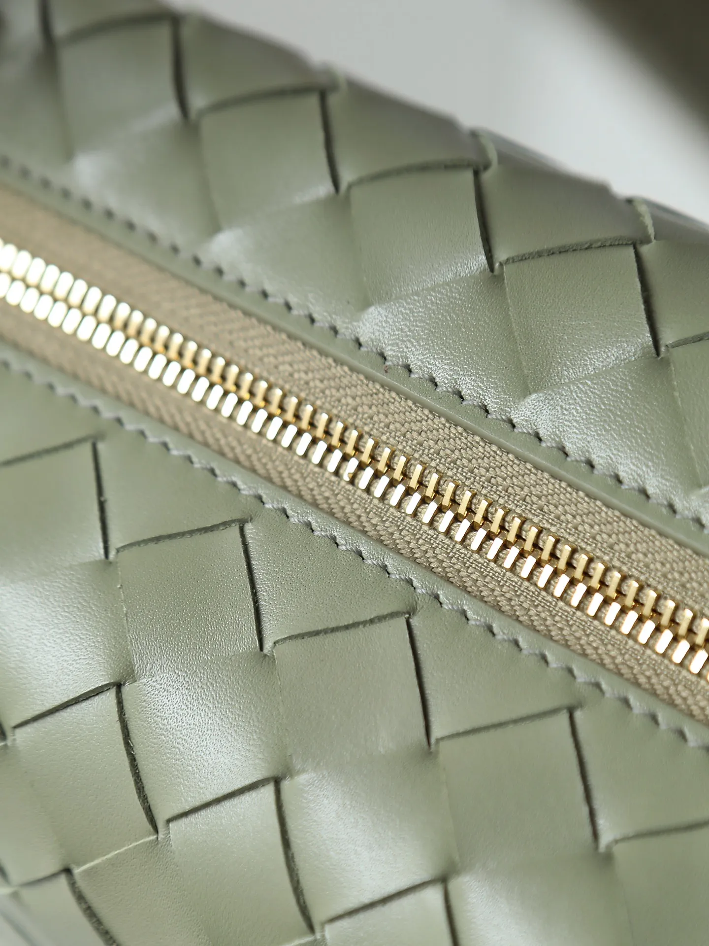 Batch 1640. A lunch bag that is predicted to be popular again this year. The entire bag is made of top-grade naa lambskin. It is very soft and lightweight. It also uses the intrecciato weaving process that the two founders spent several months developing from the beginning of the brand. It is completely hand-woven by Italian craftsmen. It perfectly reflects the craftsmanship of Bottega. The entire bag shape is also a very practical and popular lunch box bag shape. The slightly curved arc of the bag mouth can also better fit our wrists. Style number: 754443 Size: 22*13*9